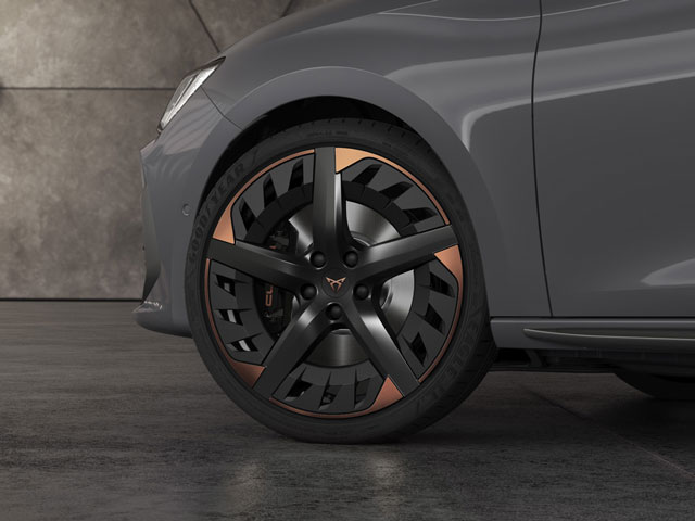 19'' Aero alloy wheel in black and copper